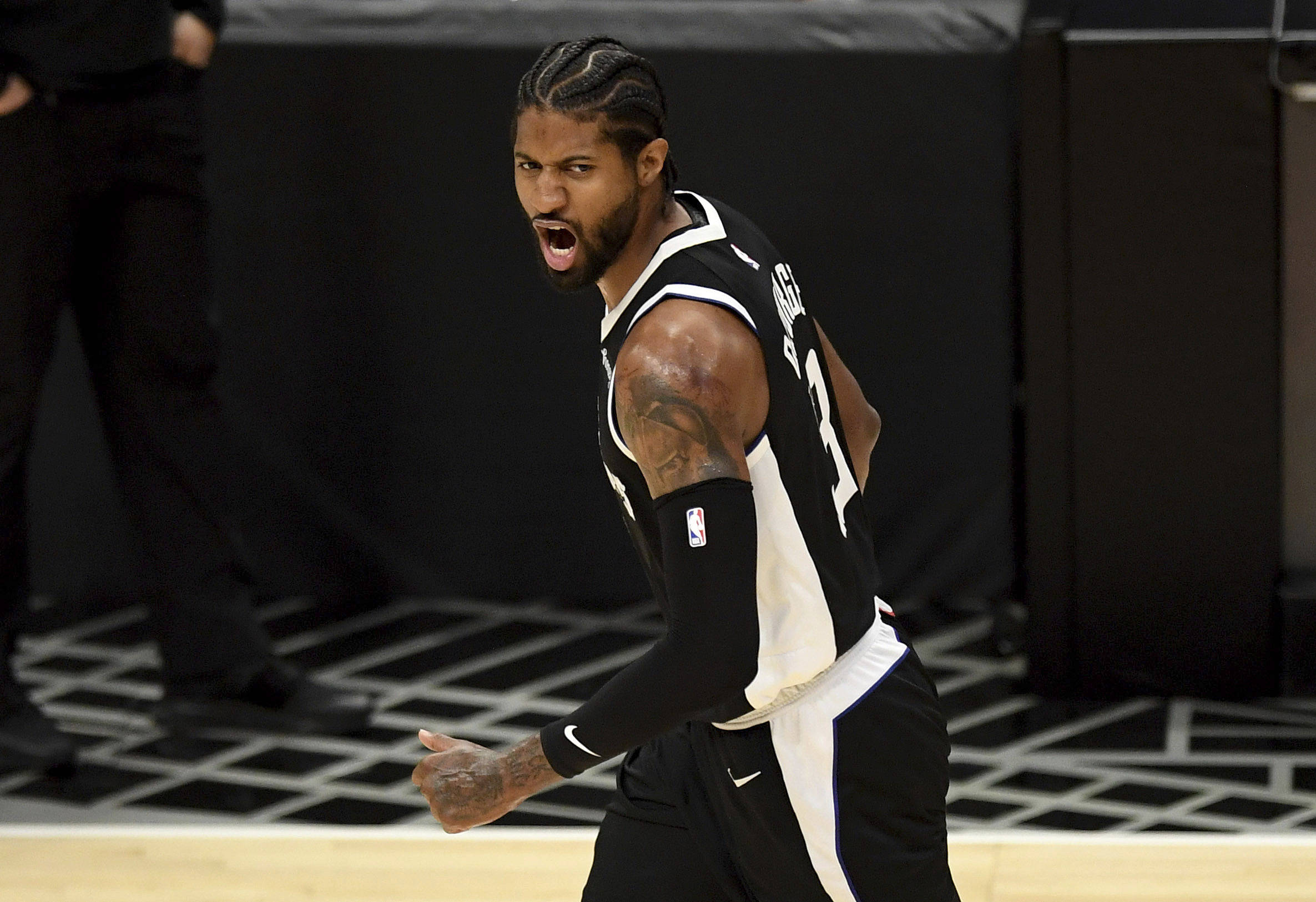 内马尔迎33岁生日！开直升机霸气空降训练场 砸钱买基地附近豪宅