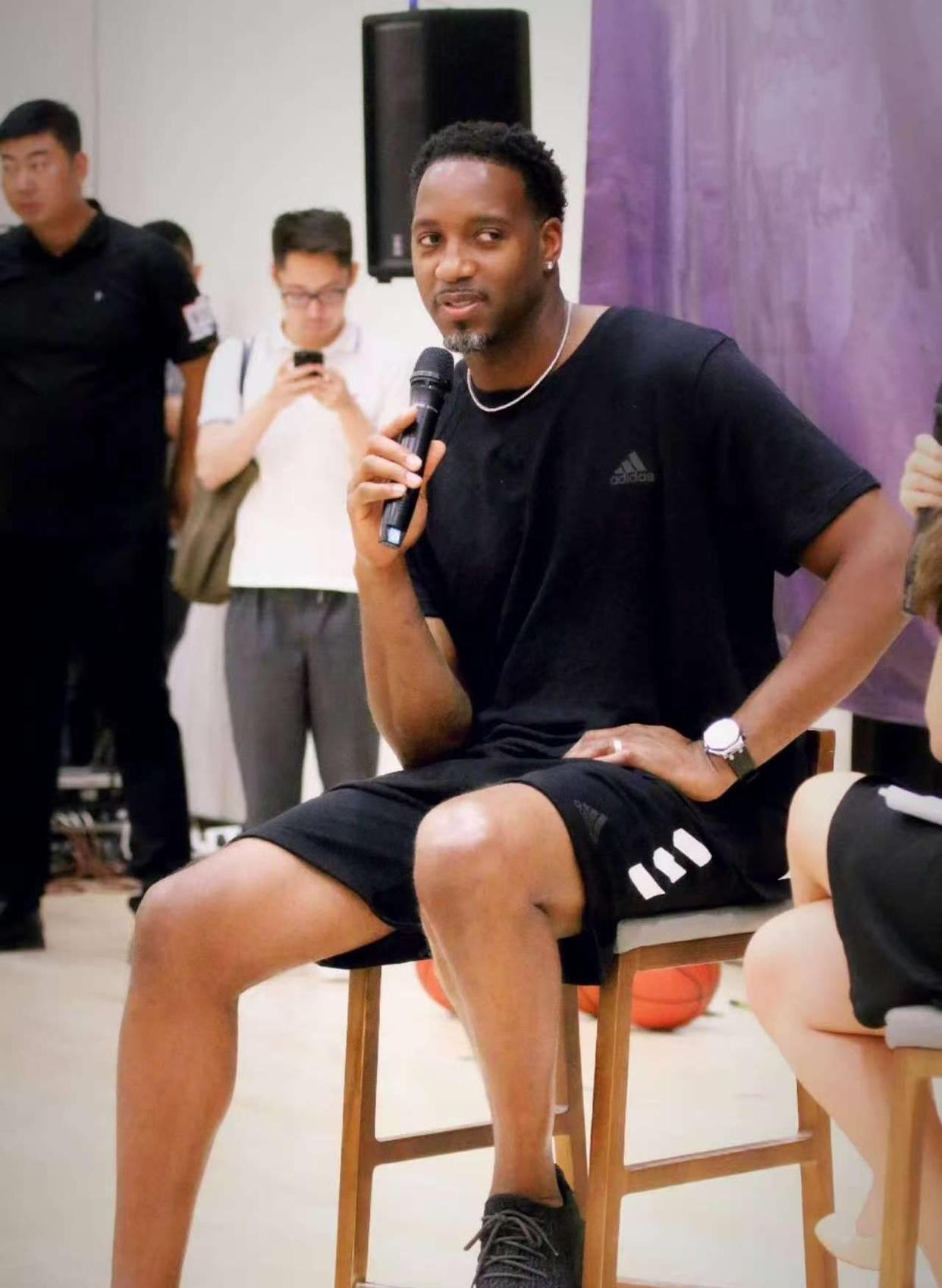 纽约洋基队传奇人物尤吉·贝拉作为教练重返洋基球场