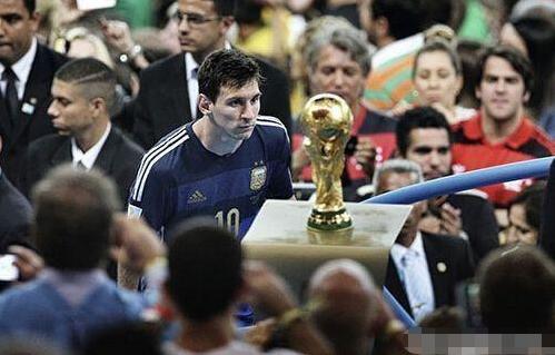 解析投手如何在体能告罄的第七局通过改变握球深度来增加变化球下坠