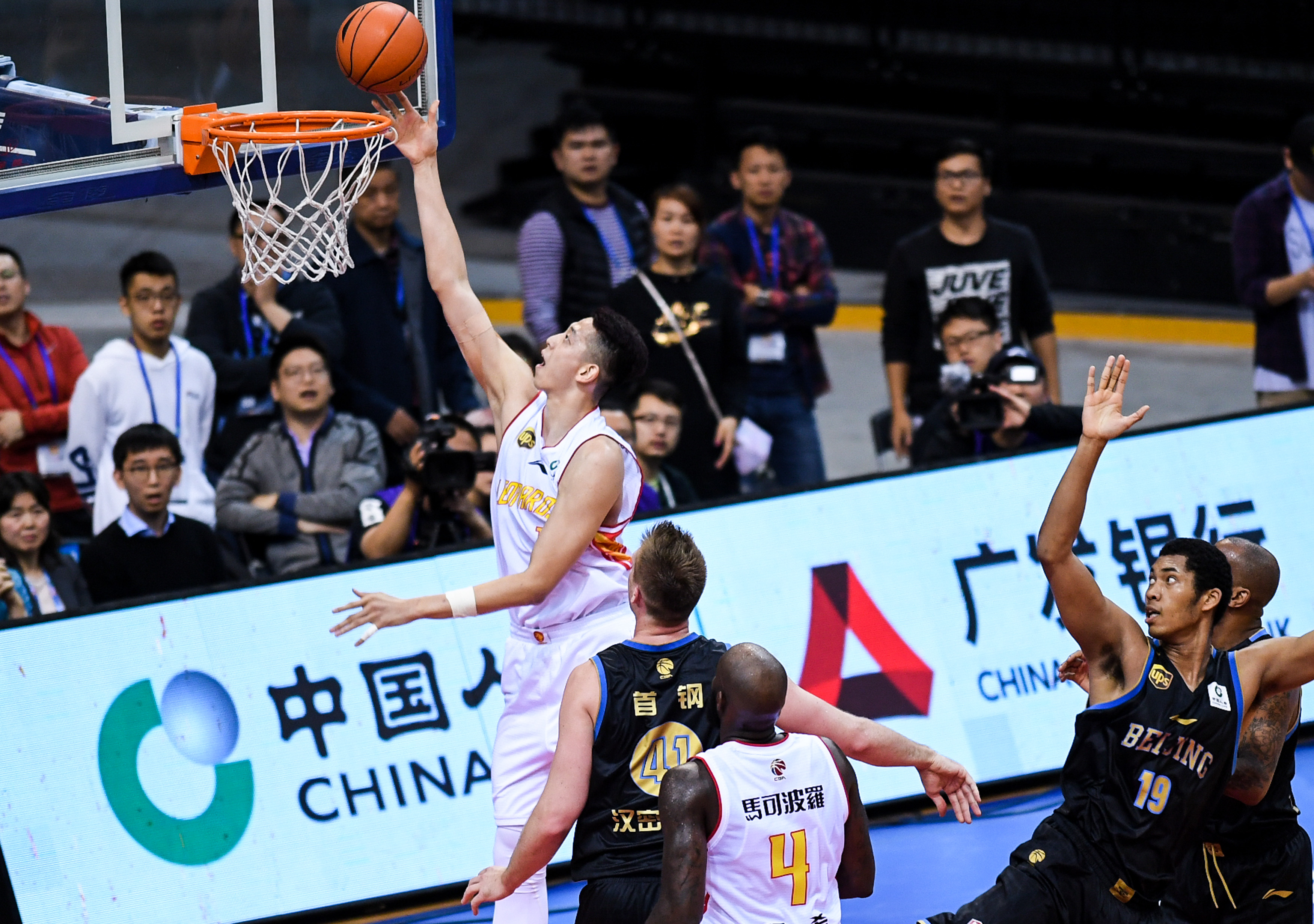 图片报：拜仁正在考察桑托斯19岁的巴西左后卫索萨