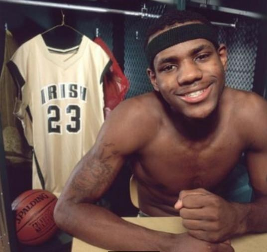 拓记：克林根争抢篮板后一瘸一拐走向替补席，赛前左小腿就有挫伤