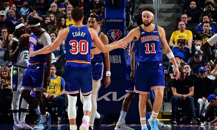 格林爱上献祭流！库里单节20分，自信转身+暴扣，望着自己右手发呆