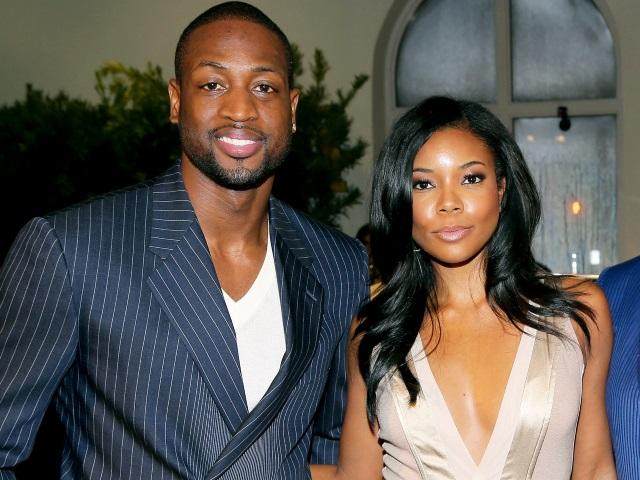 “杰米森”和“古德温”从替补席站了出来，真积极啊！